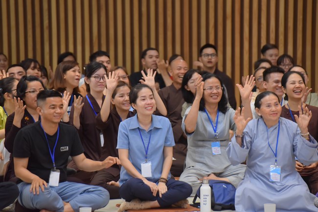 Fourth day closing the Retreat Establishing communication in the family - Solving knots, reconnecting deep love of Plum Village.