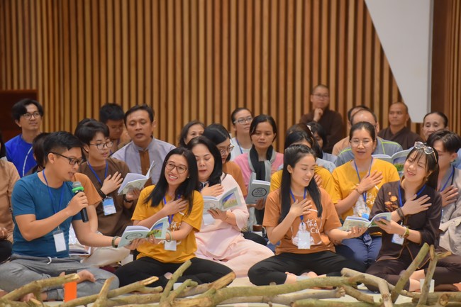 Fourth day closing the Retreat Establishing communication in the family - Solving knots, reconnecting deep love of Plum Village.