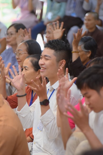 Fourth day closing the Retreat Establishing communication in the family - Solving knots, reconnecting deep love of Plum Village.