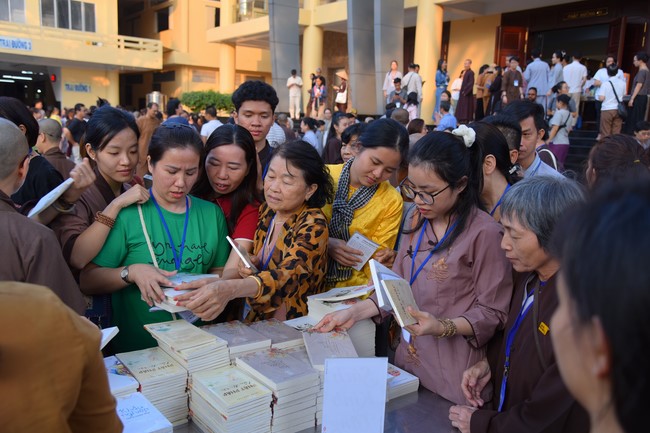 Fourth day closing the Retreat Establishing communication in the family - Solving knots, reconnecting deep love of Plum Village.