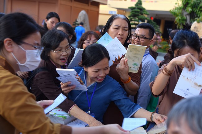 Fourth day closing the Retreat Establishing communication in the family - Solving knots, reconnecting deep love of Plum Village.