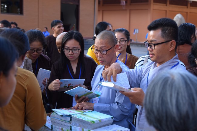 Fourth day closing the Retreat Establishing communication in the family - Solving knots, reconnecting deep love of Plum Village.