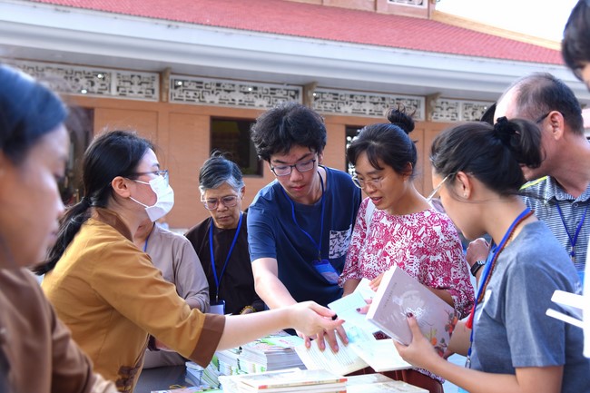Fourth day closing the Retreat Establishing communication in the family - Solving knots, reconnecting deep love of Plum Village.