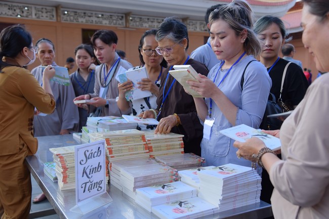 Fourth day closing the Retreat Establishing communication in the family - Solving knots, reconnecting deep love of Plum Village.