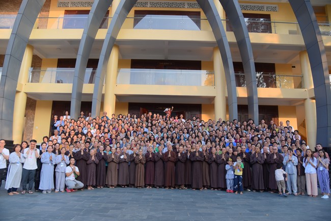 Fourth day closing the Retreat Establishing communication in the family - Solving knots, reconnecting deep love of Plum Village.