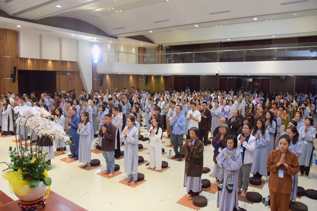 Fourth day closing the Retreat Establishing communication in the family - Solving knots, reconnecting deep love of Plum Village.