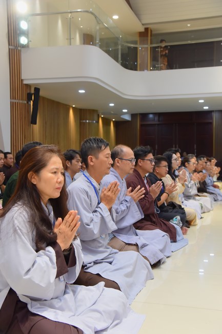 Fourth day closing the Retreat Establishing communication in the family - Solving knots, reconnecting deep love of Plum Village.