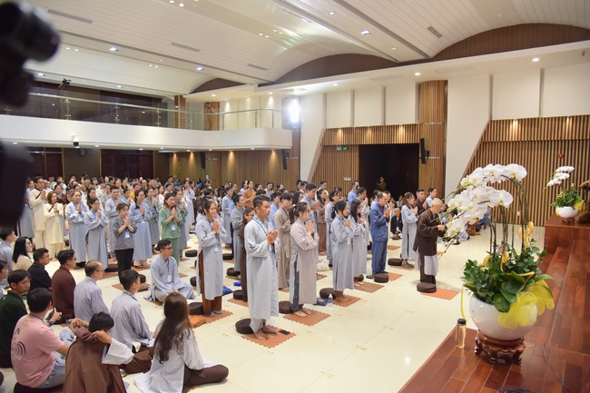 Fourth day closing the Retreat Establishing communication in the family - Solving knots, reconnecting deep love of Plum Village.