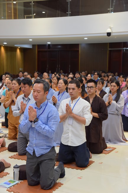 Fourth day closing the Retreat Establishing communication in the family - Solving knots, reconnecting deep love of Plum Village.