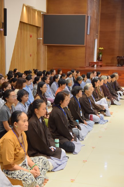 Fourth day closing the Retreat Establishing communication in the family - Solving knots, reconnecting deep love of Plum Village.