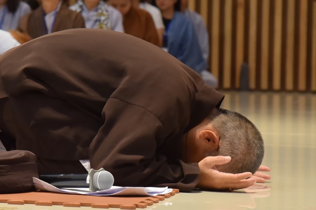 Fourth day closing the Retreat Establishing communication in the family - Solving knots, reconnecting deep love of Plum Village.