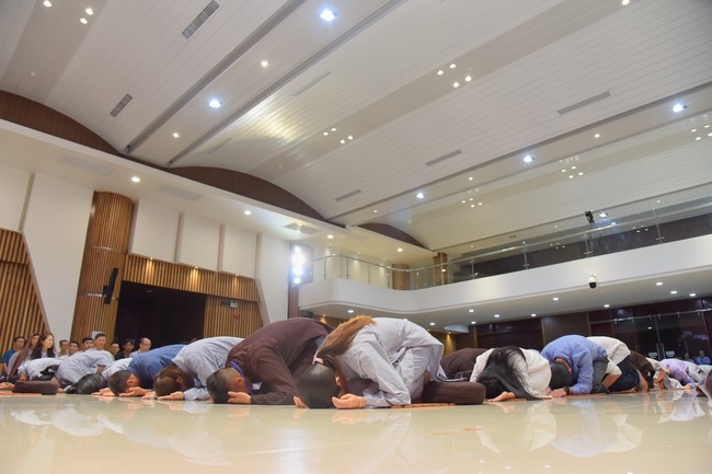 Fourth day closing the Retreat Establishing communication in the family - Solving knots, reconnecting deep love of Plum Village.