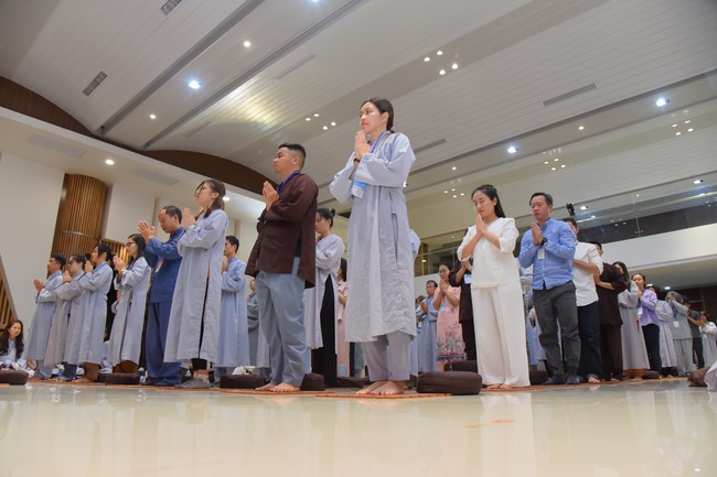 Fourth day closing the Retreat Establishing communication in the family - Solving knots, reconnecting deep love of Plum Village.