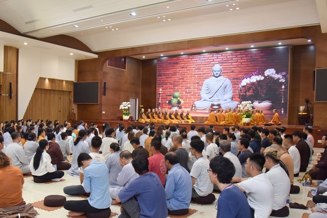 Fourth day closing the Retreat Establishing communication in the family - Solving knots, reconnecting deep love of Plum Village.