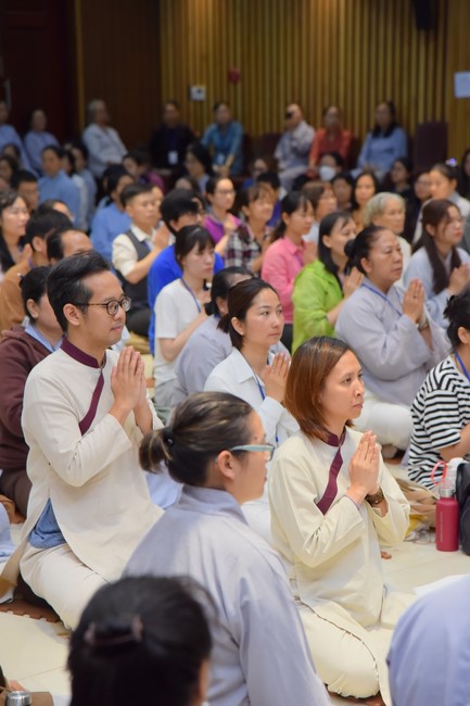 Fourth day closing the Retreat Establishing communication in the family - Solving knots, reconnecting deep love of Plum Village.