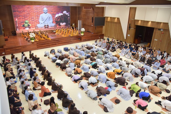 Fourth day closing the Retreat Establishing communication in the family - Solving knots, reconnecting deep love of Plum Village.