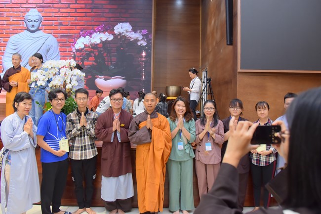 Fourth day closing the Retreat Establishing communication in the family - Solving knots, reconnecting deep love of Plum Village.