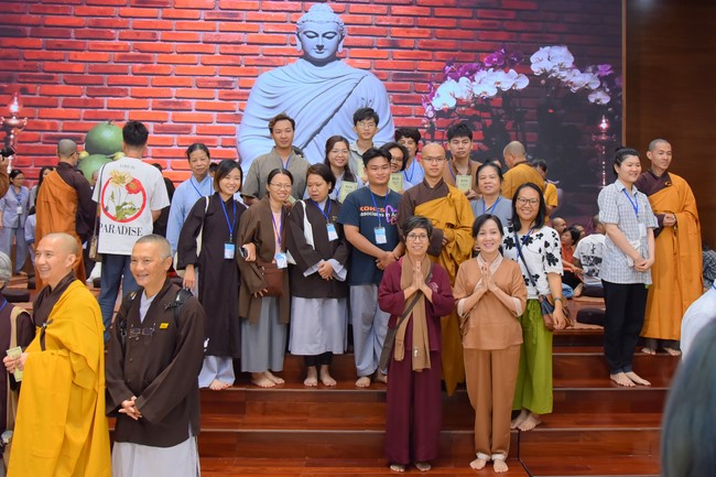 Fourth day closing the Retreat Establishing communication in the family - Solving knots, reconnecting deep love of Plum Village.