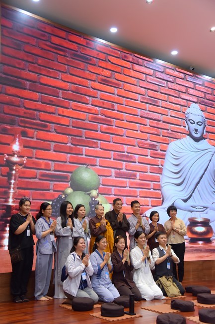 Fourth day closing the Retreat Establishing communication in the family - Solving knots, reconnecting deep love of Plum Village.