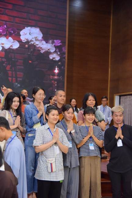 Fourth day closing the Retreat Establishing communication in the family - Solving knots, reconnecting deep love of Plum Village.