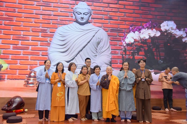 Fourth day closing the Retreat Establishing communication in the family - Solving knots, reconnecting deep love of Plum Village.