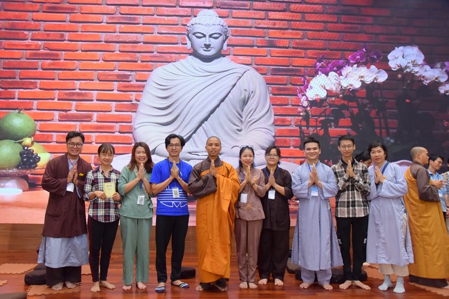 Fourth day closing the Retreat Establishing communication in the family - Solving knots, reconnecting deep love of Plum Village.