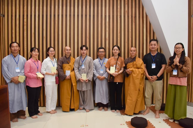 Fourth day closing the Retreat Establishing communication in the family - Solving knots, reconnecting deep love of Plum Village.