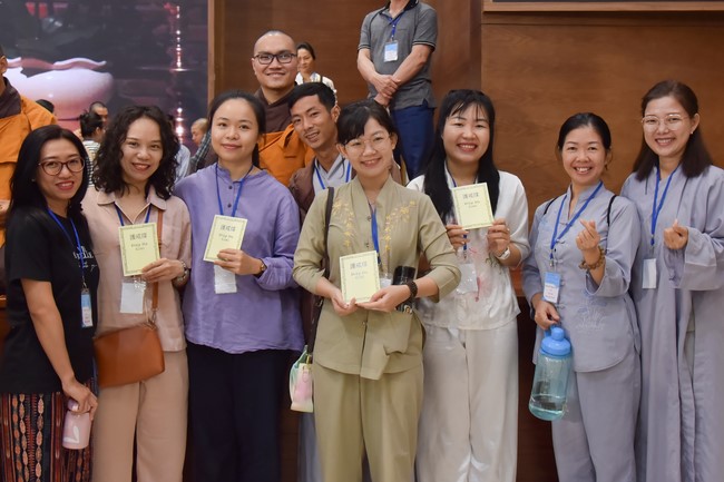 Fourth day closing the Retreat Establishing communication in the family - Solving knots, reconnecting deep love of Plum Village.