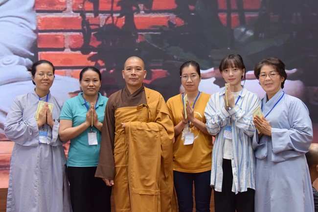 Fourth day closing the Retreat Establishing communication in the family - Solving knots, reconnecting deep love of Plum Village.