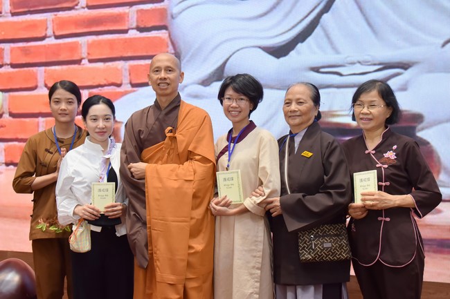 Fourth day closing the Retreat Establishing communication in the family - Solving knots, reconnecting deep love of Plum Village.