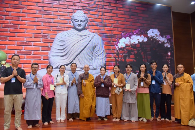 Fourth day closing the Retreat Establishing communication in the family - Solving knots, reconnecting deep love of Plum Village.