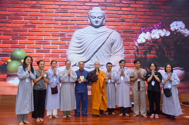 Fourth day closing the Retreat Establishing communication in the family - Solving knots, reconnecting deep love of Plum Village.