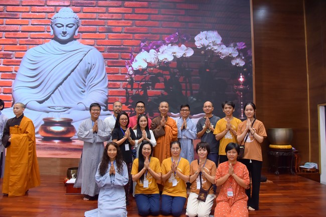 Fourth day closing the Retreat Establishing communication in the family - Solving knots, reconnecting deep love of Plum Village.