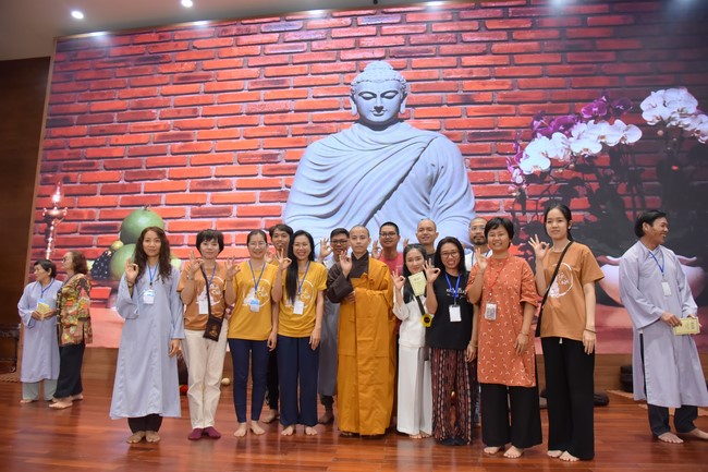 Fourth day closing the Retreat Establishing communication in the family - Solving knots, reconnecting deep love of Plum Village.