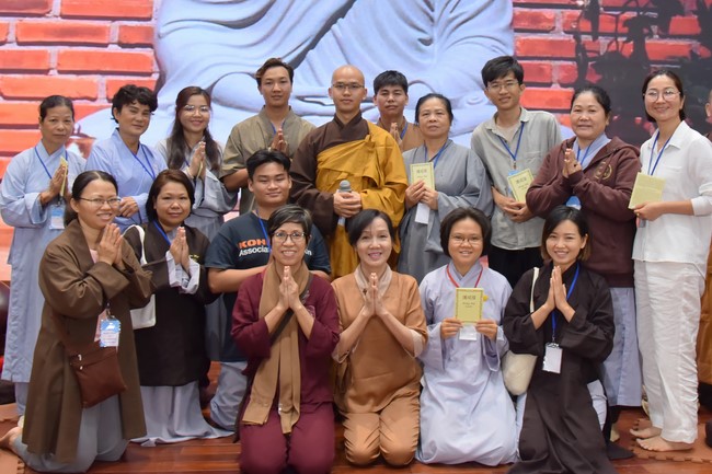 Fourth day closing the Retreat Establishing communication in the family - Solving knots, reconnecting deep love of Plum Village.