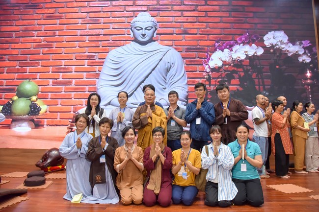 Fourth day closing the Retreat Establishing communication in the family - Solving knots, reconnecting deep love of Plum Village.