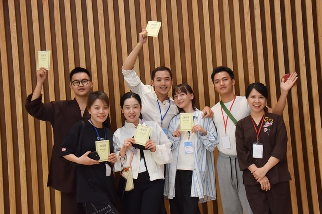 Fourth day closing the Retreat Establishing communication in the family - Solving knots, reconnecting deep love of Plum Village.