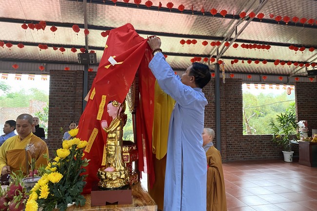 The ceremony putting statue Bodhisattva Avalokitesvara at Dai Co Viet Pagoda, Yen Bái