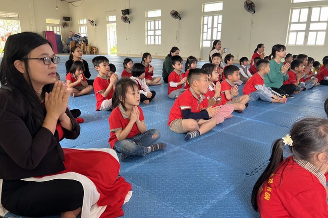 Chùa Đống Cao – Thanh Hóa: Giáo viên và học sinh trường mầm non xã Nga Văn sinh hoạt ngoại khóa.