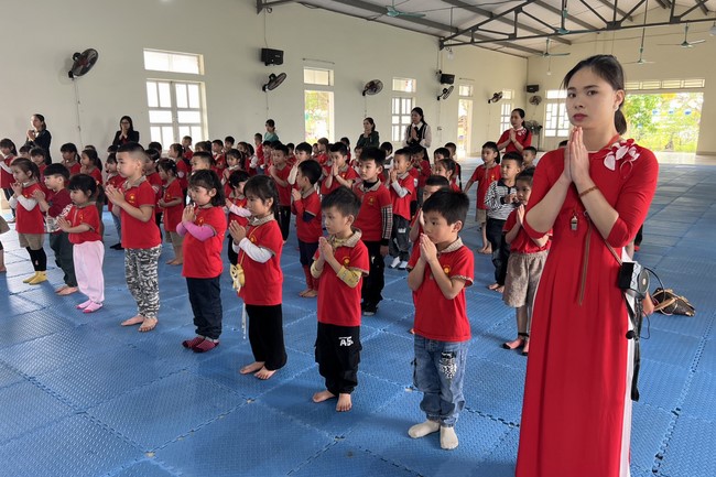 Chùa Đống Cao – Thanh Hóa: Giáo viên và học sinh trường mầm non xã Nga Văn sinh hoạt ngoại khóa.
