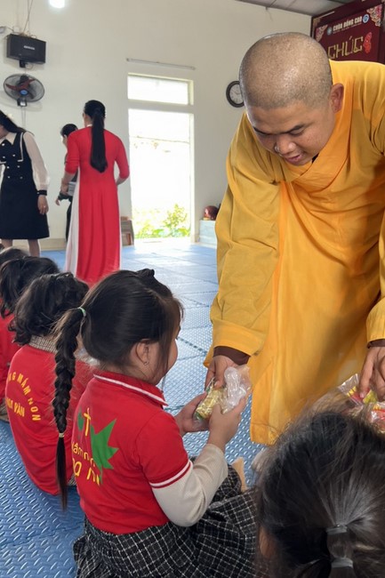 Chùa Đống Cao – Thanh Hóa: Giáo viên và học sinh trường mầm non xã Nga Văn sinh hoạt ngoại khóa.