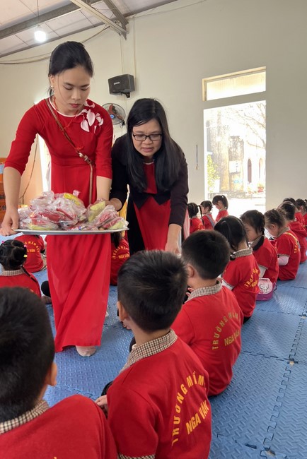 Chùa Đống Cao – Thanh Hóa: Giáo viên và học sinh trường mầm non xã Nga Văn sinh hoạt ngoại khóa.