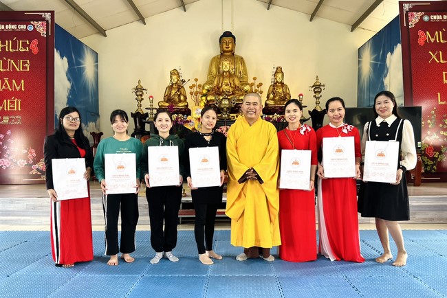 Chùa Đống Cao – Thanh Hóa: Giáo viên và học sinh trường mầm non xã Nga Văn sinh hoạt ngoại khóa.