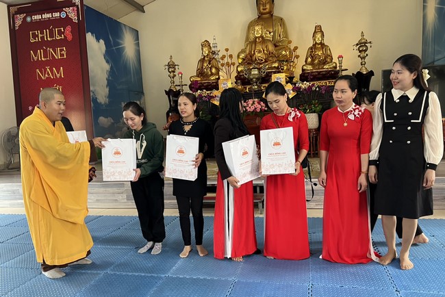 Chùa Đống Cao – Thanh Hóa: Giáo viên và học sinh trường mầm non xã Nga Văn sinh hoạt ngoại khóa.