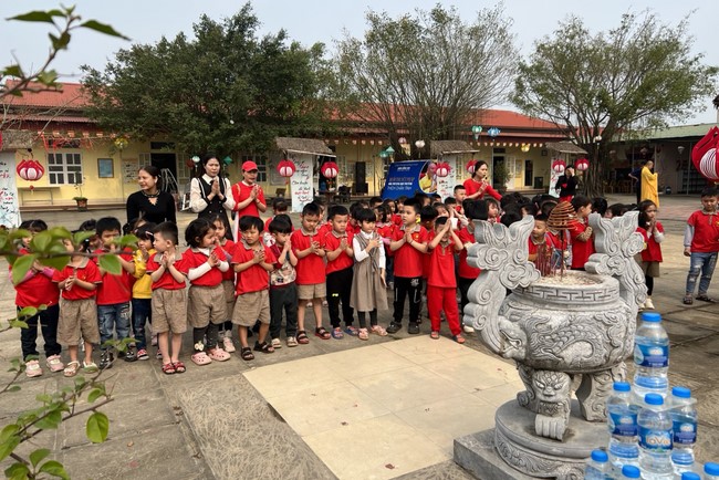 Chùa Đống Cao – Thanh Hóa: Giáo viên và học sinh trường mầm non xã Nga Văn sinh hoạt ngoại khóa.