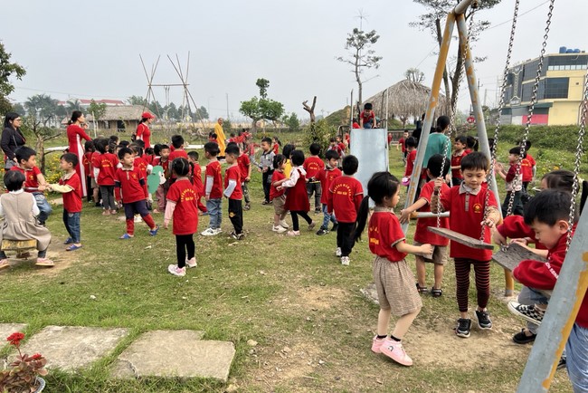 Chùa Đống Cao – Thanh Hóa: Giáo viên và học sinh trường mầm non xã Nga Văn sinh hoạt ngoại khóa.