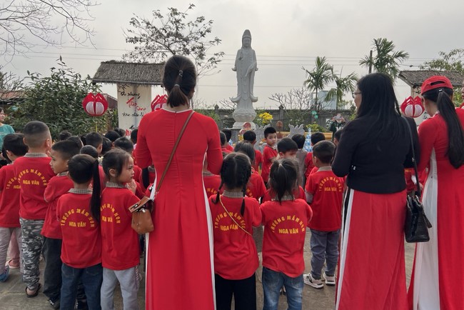 Chùa Đống Cao – Thanh Hóa: Giáo viên và học sinh trường mầm non xã Nga Văn sinh hoạt ngoại khóa.