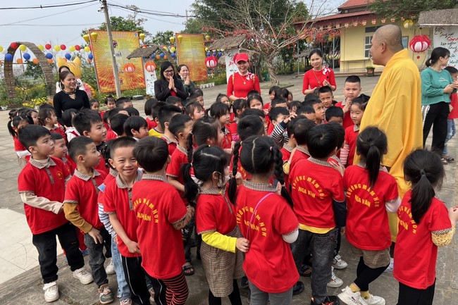 Chùa Đống Cao – Thanh Hóa: Giáo viên và học sinh trường mầm non xã Nga Văn sinh hoạt ngoại khóa.