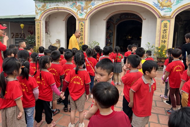 Chùa Đống Cao – Thanh Hóa: Giáo viên và học sinh trường mầm non xã Nga Văn sinh hoạt ngoại khóa.