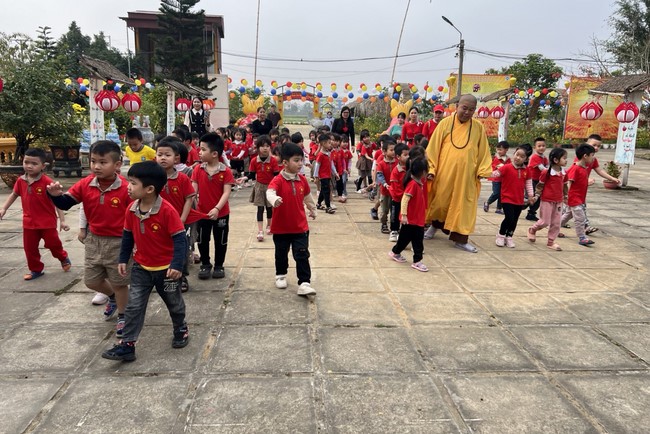 Chùa Đống Cao – Thanh Hóa: Giáo viên và học sinh trường mầm non xã Nga Văn sinh hoạt ngoại khóa.